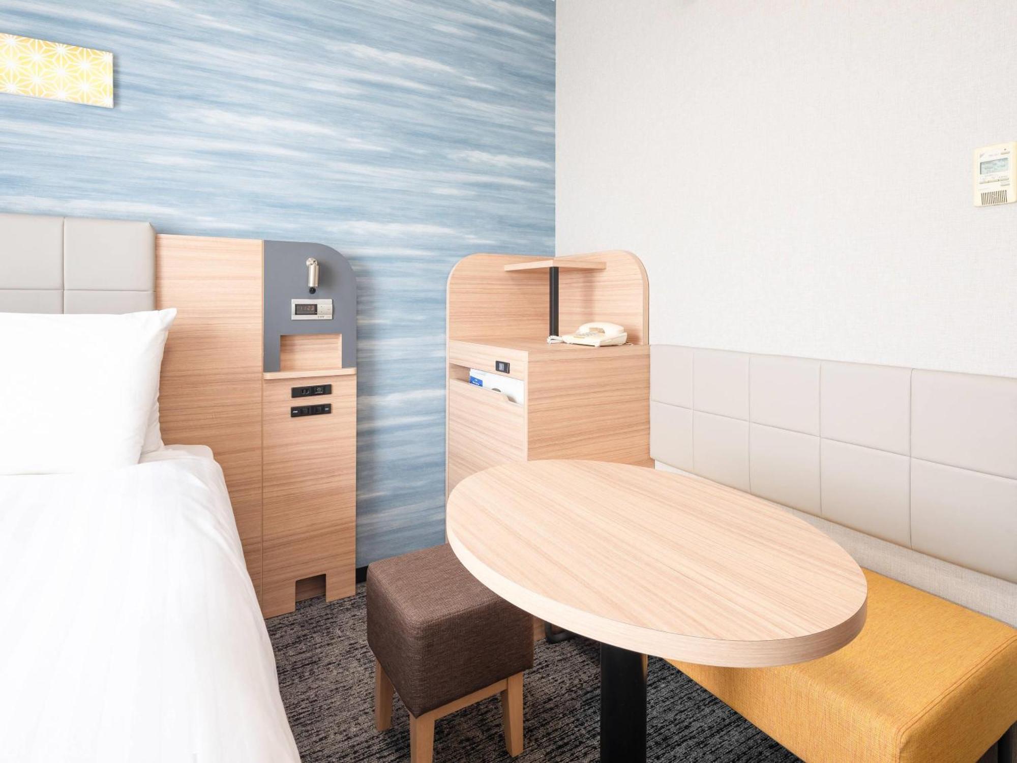 Double Room with Table and Chairs - Non-Smoking,1674727528:JPEG