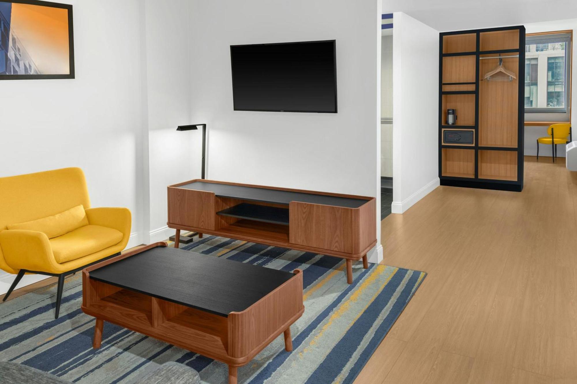 Suite 1 King Sofa bed Corner room