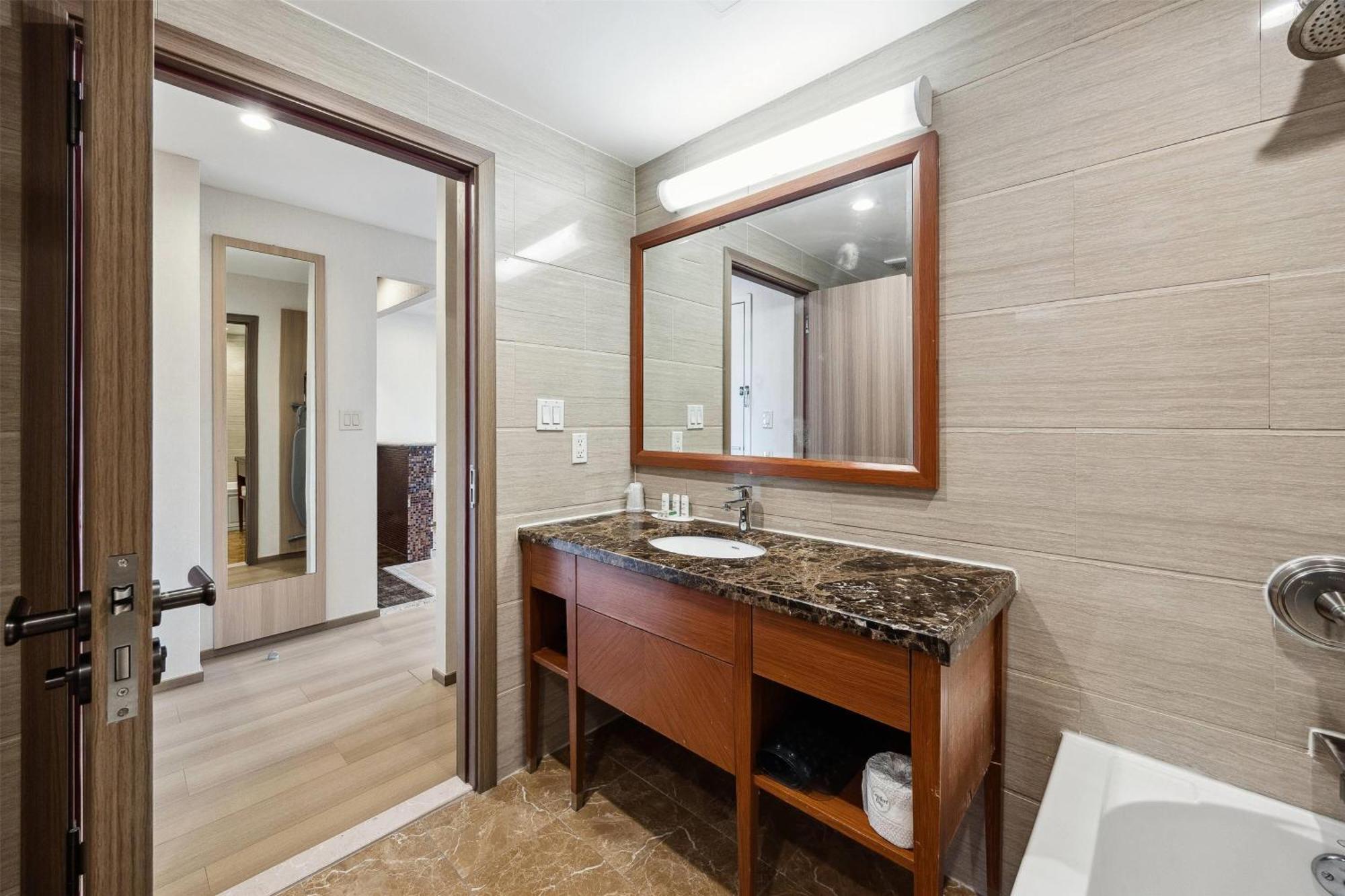 King Room with Bath Tub - Non-Smoking