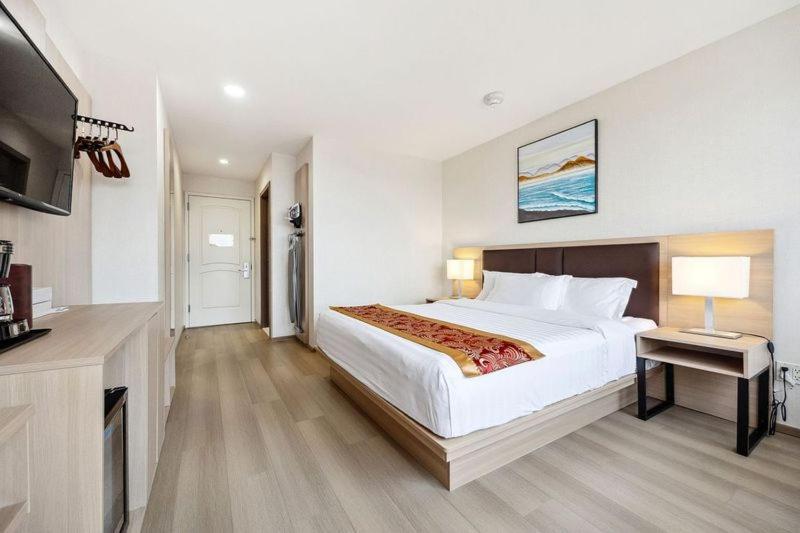 King Room - Mobility Accessible with Bathtub with Grab Bars