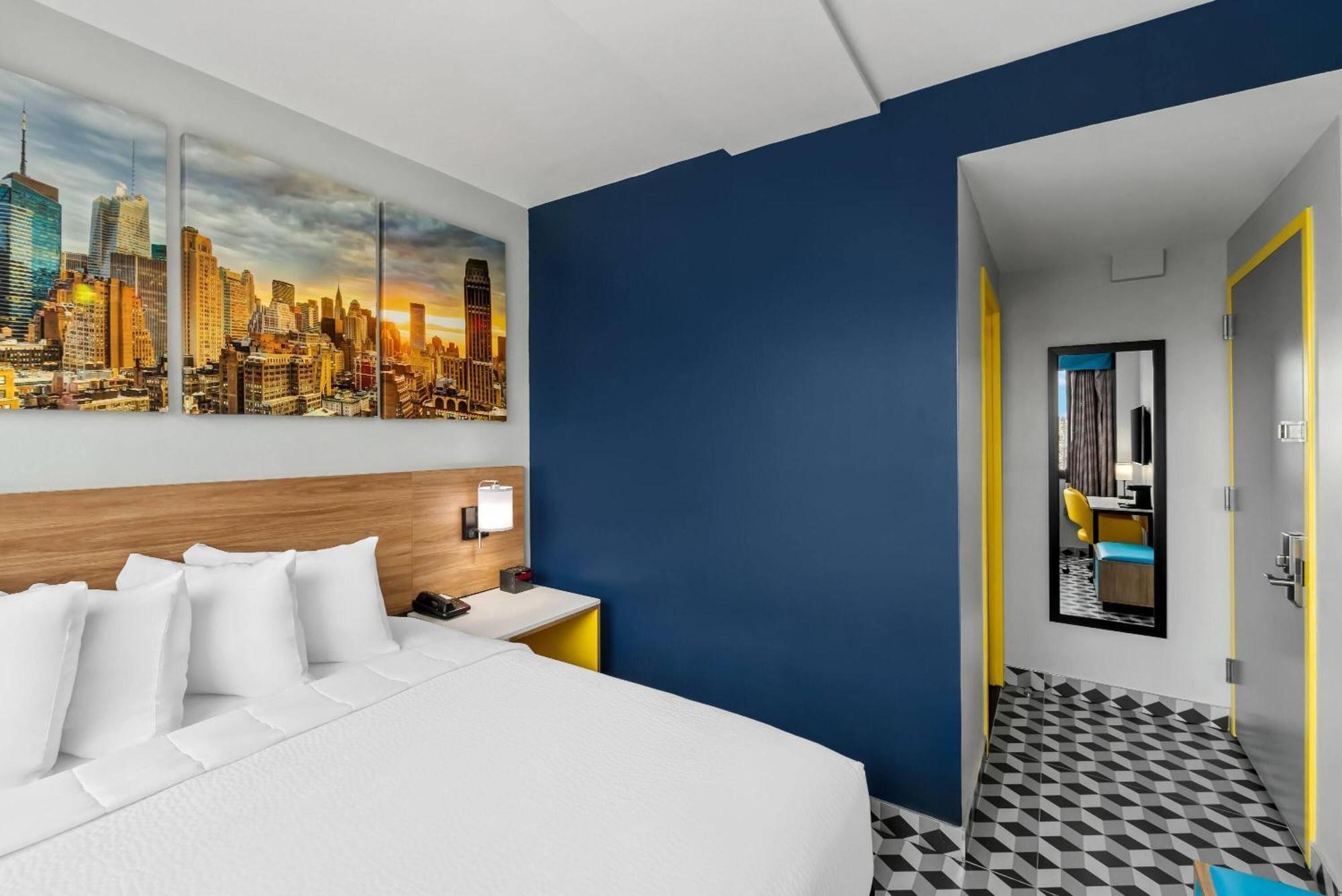 Deluxe Queen Room with Manhattan View (Upper Floor) - Non-Smoking
