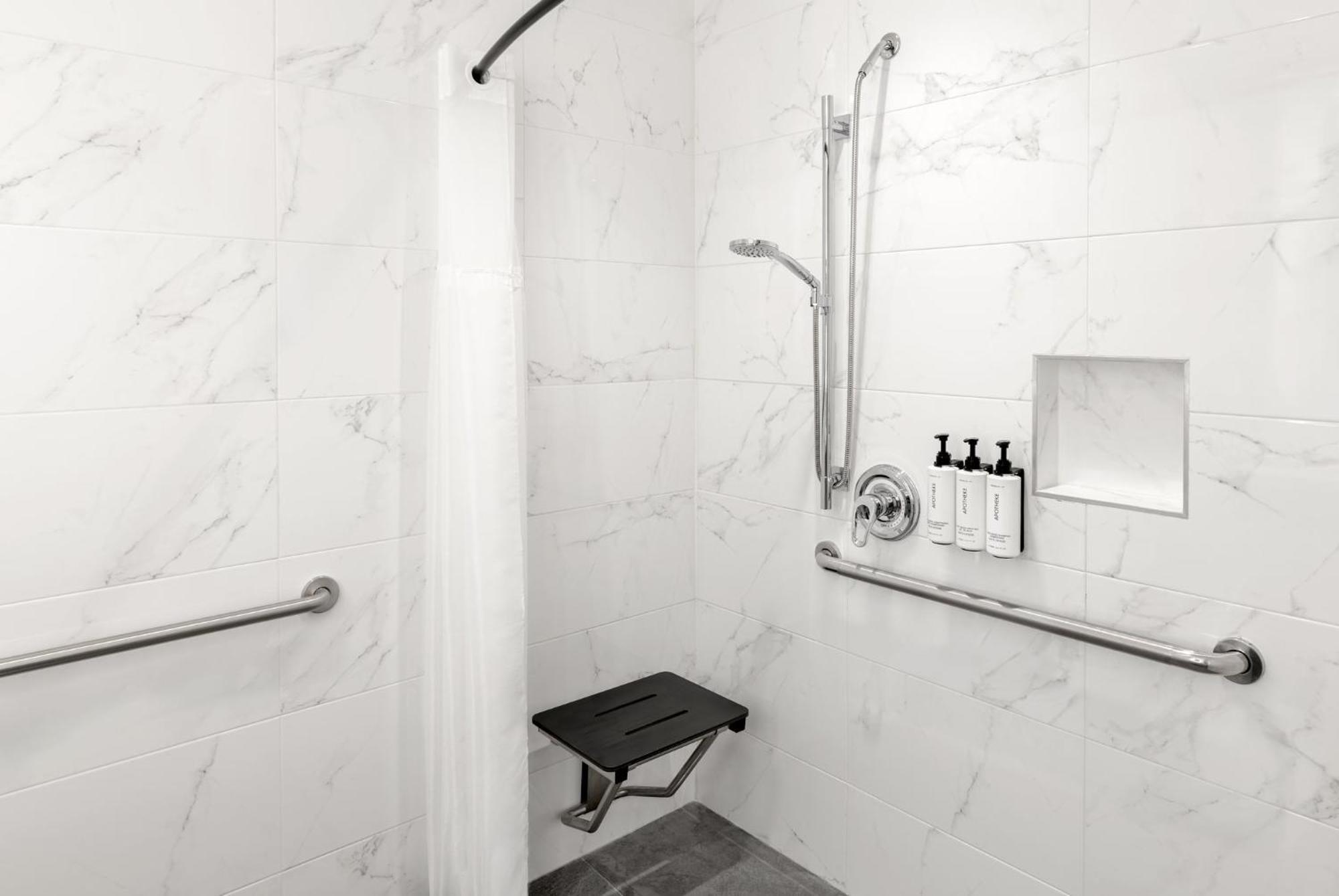 Grand Queen Room with City View and Roll-in Shower - Mobility Access