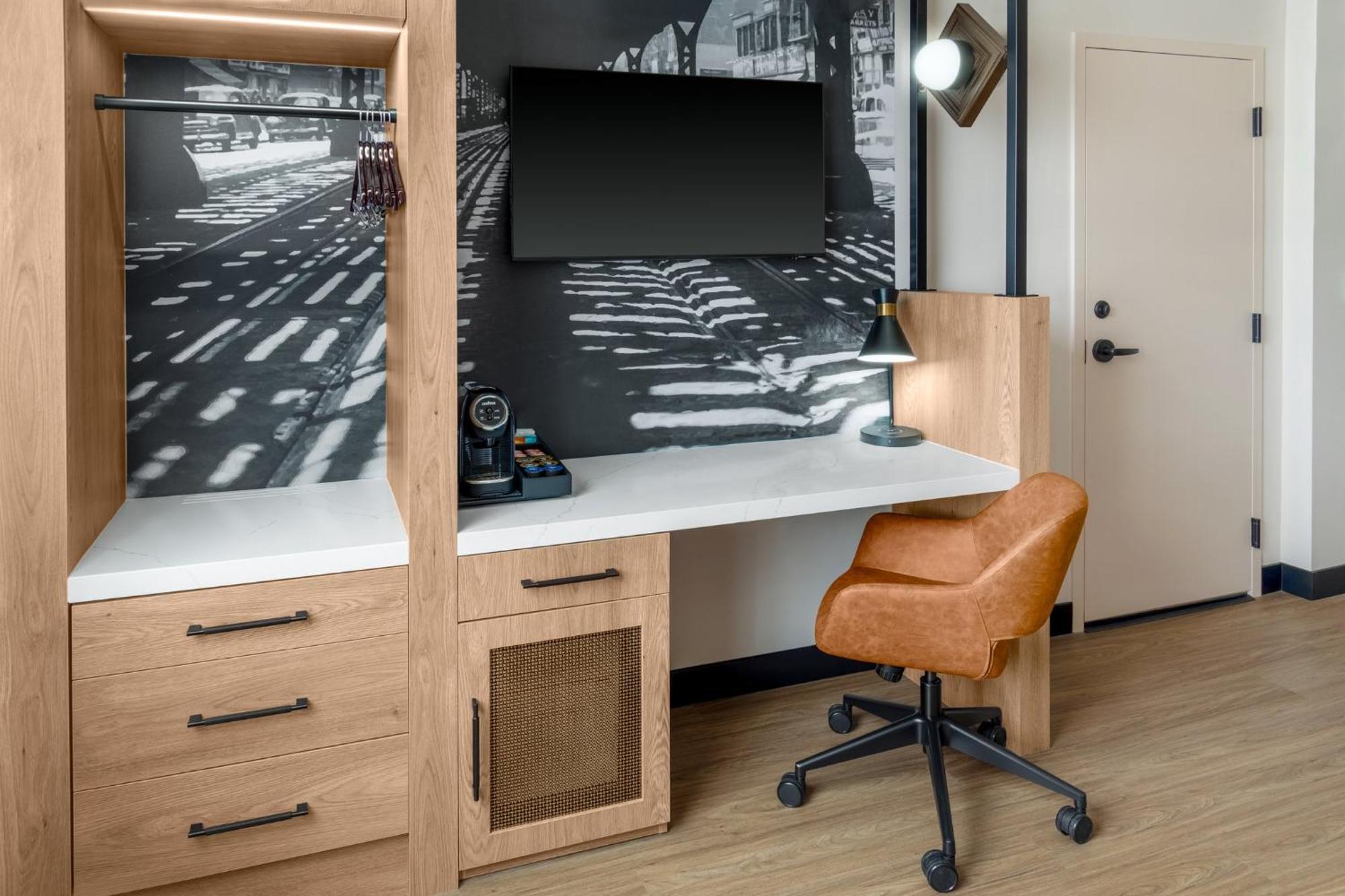 One-Bedroom Queen Suite with Bunk Bed