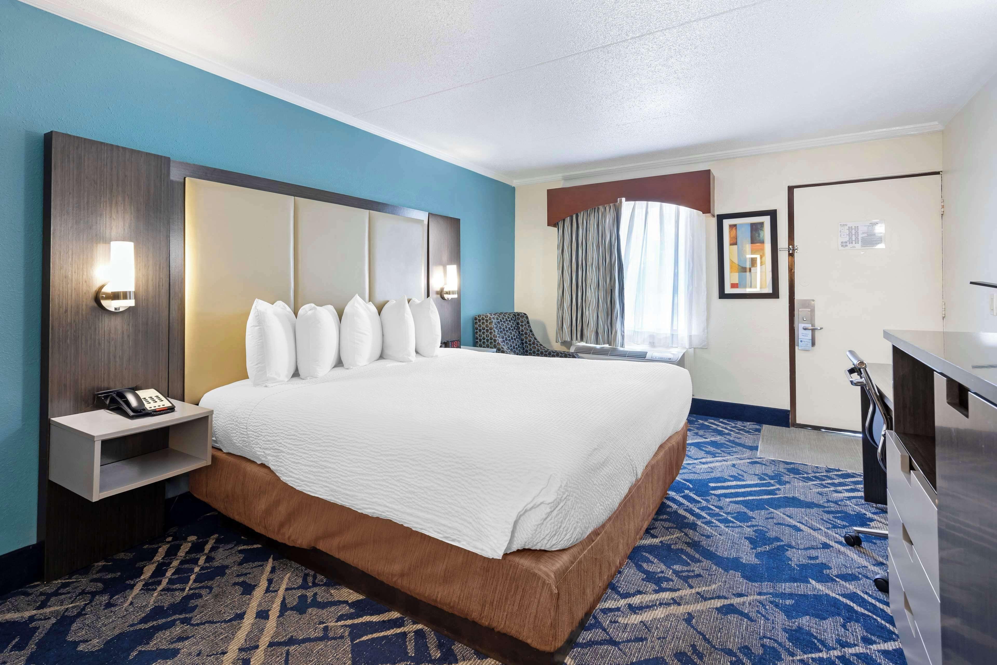 King Room with Roll-In Shower - Mobility Accessible,1706649118:JPEG