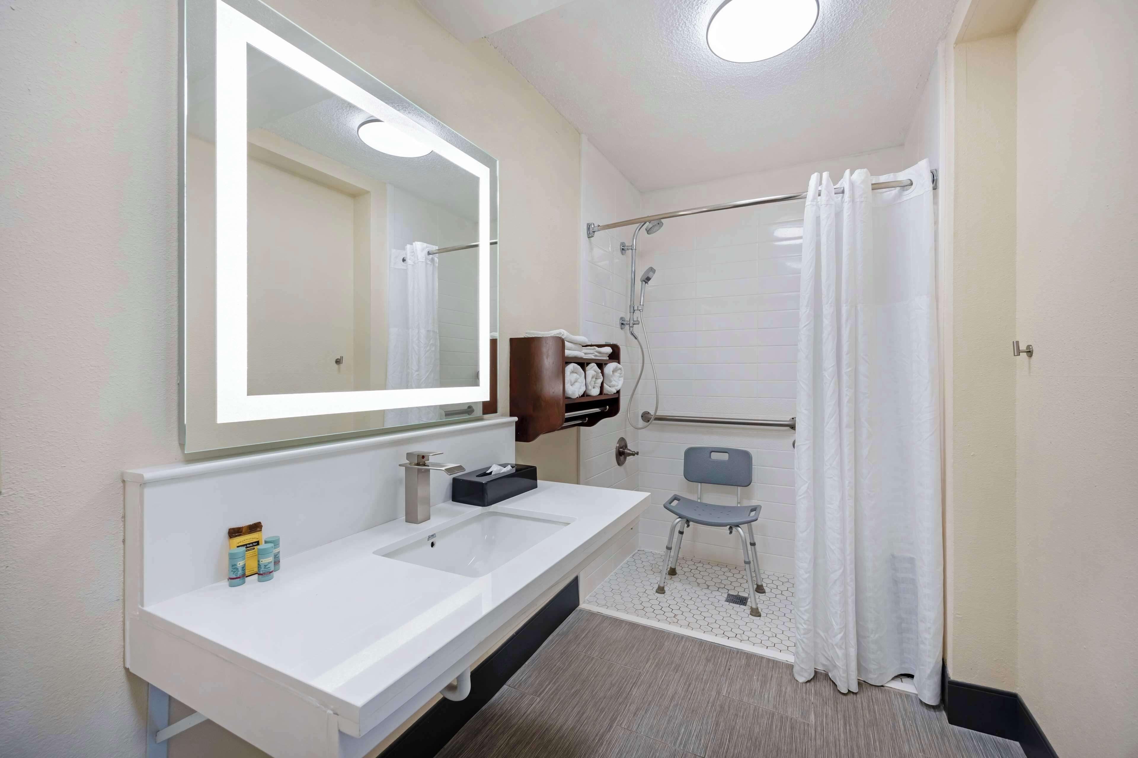 Queen Room with Two Queen Beds and Roll-In Shower - Disability Access/Non-Smoking,1706648937:JPEG