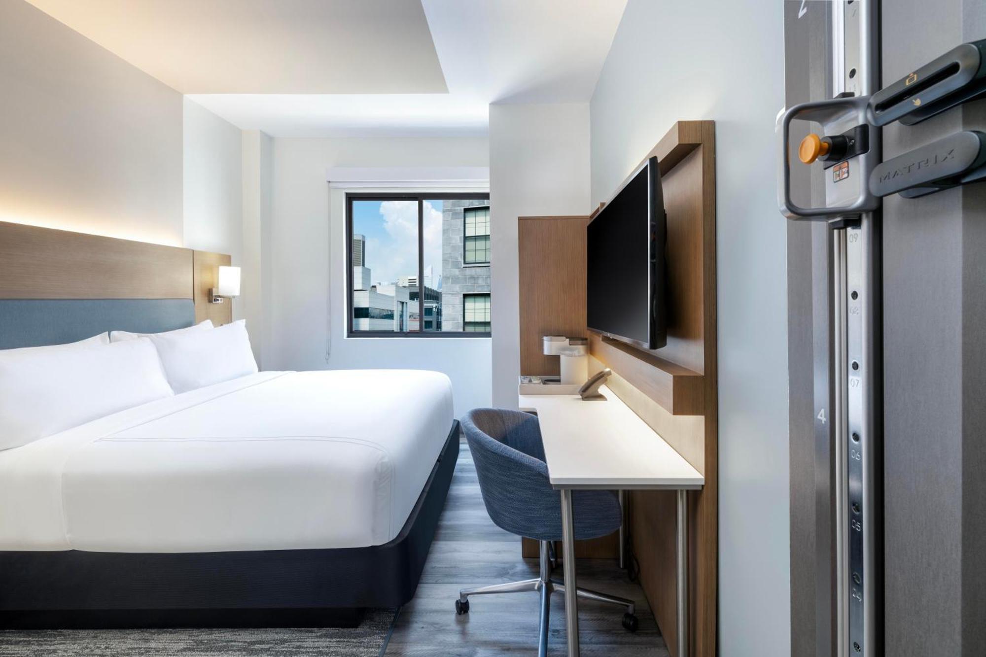Standard King Room - Communications Accessible