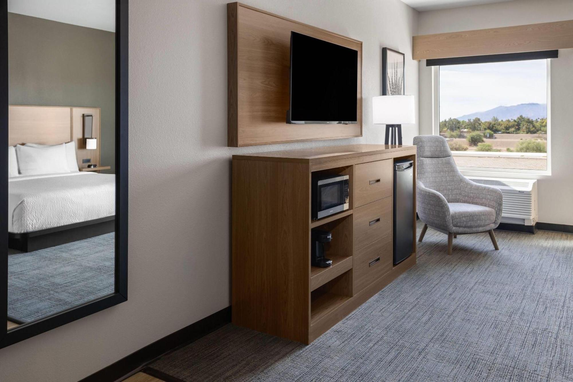 Deluxe King Room with Roll-in Shower - Mobility Access/Non-Smoking