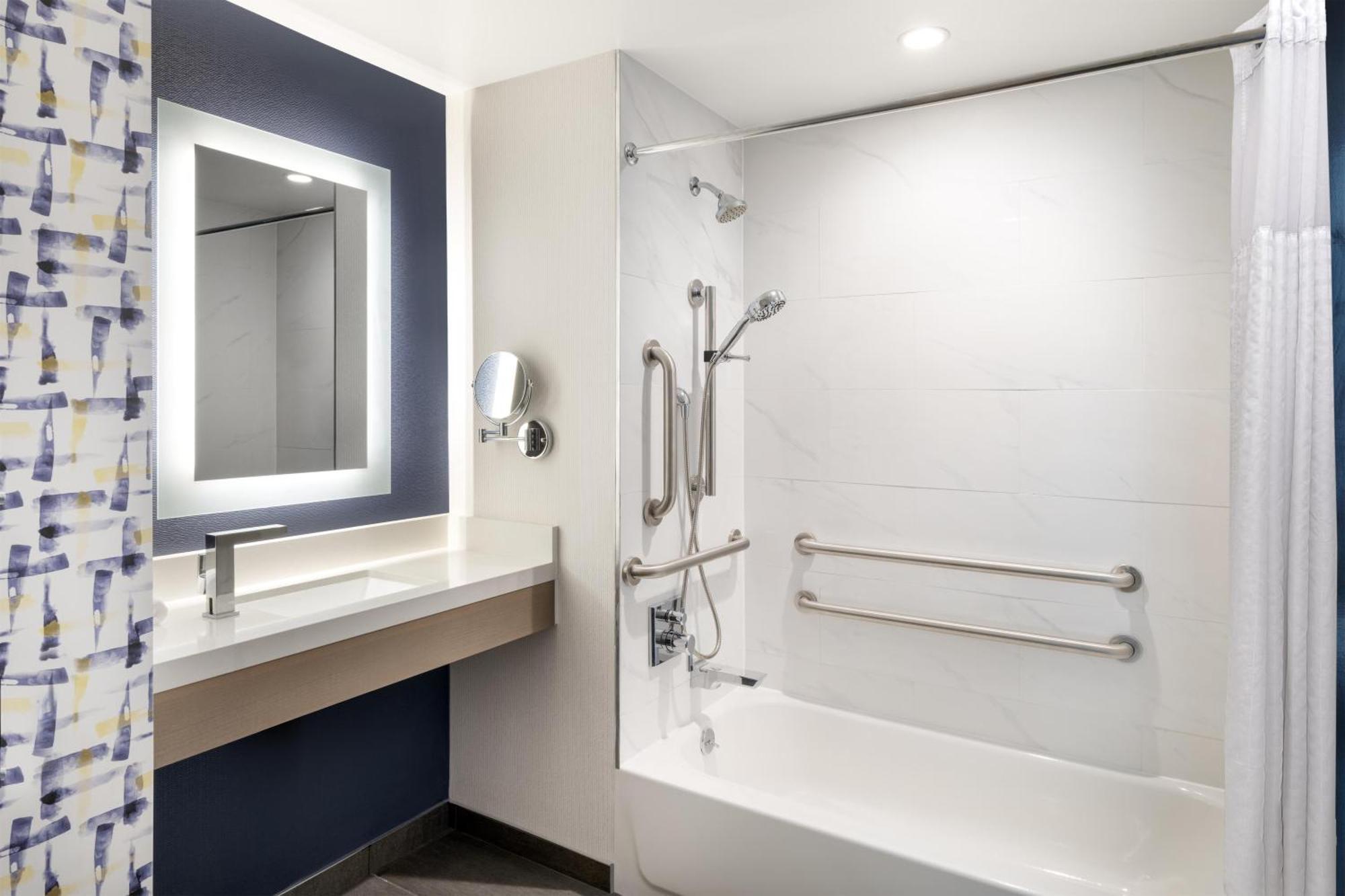 Queen Room with Bath Tub - Mobility Accessible