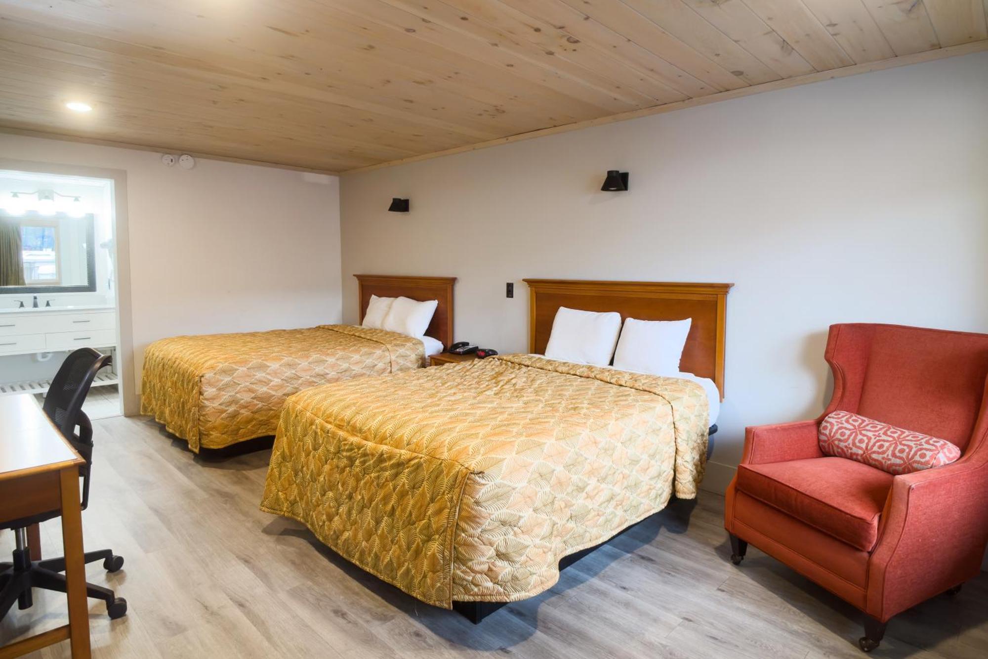 2 Queen Beds with River View