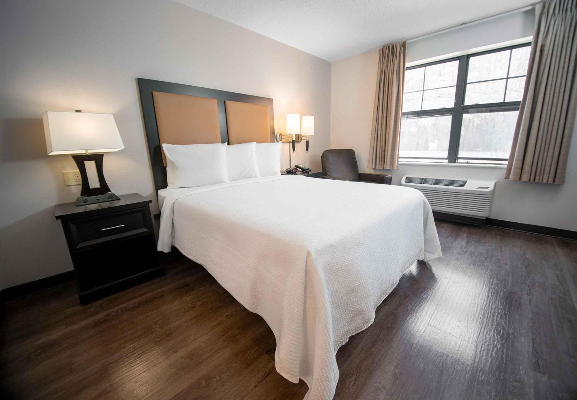Deluxe Studio with 1 King Bed - Non-Smoking
