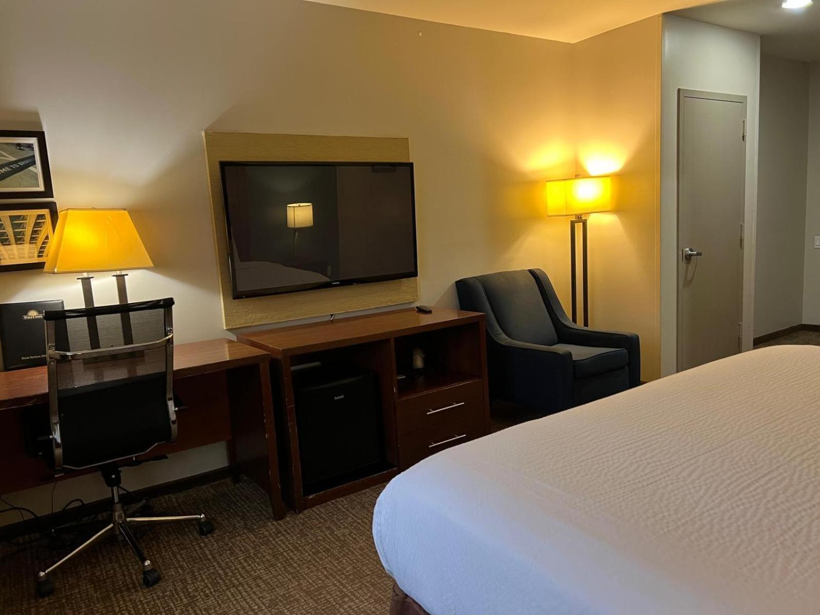King Room with Bath Tub - Mobility/Hearing Accessible - Non-Smoking