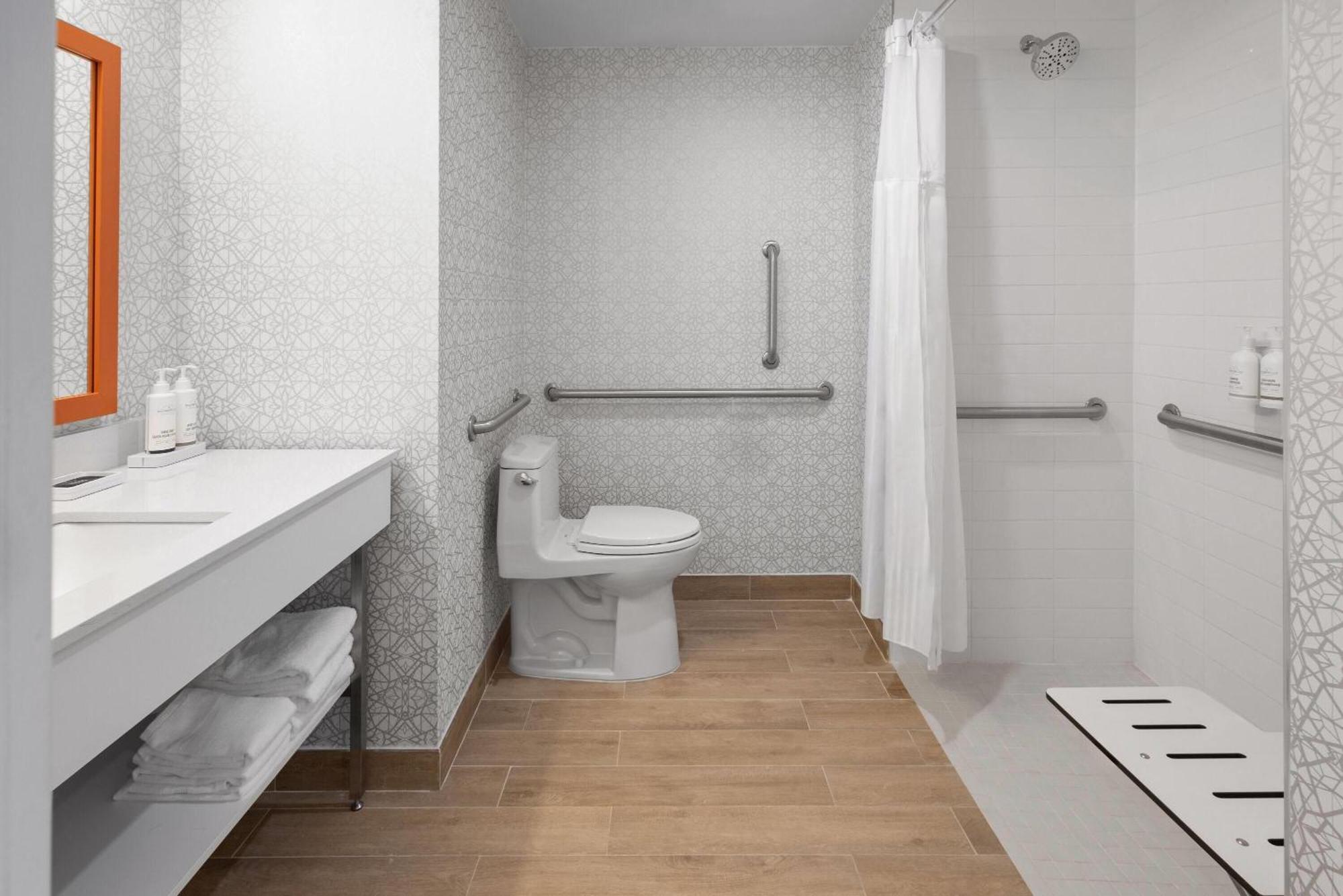King Room with Roll-in Shower - Mobility Access/Non-Smoking