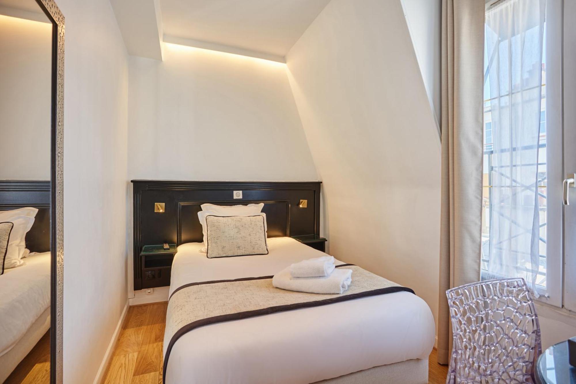 Single Room with Eiffel Tower View