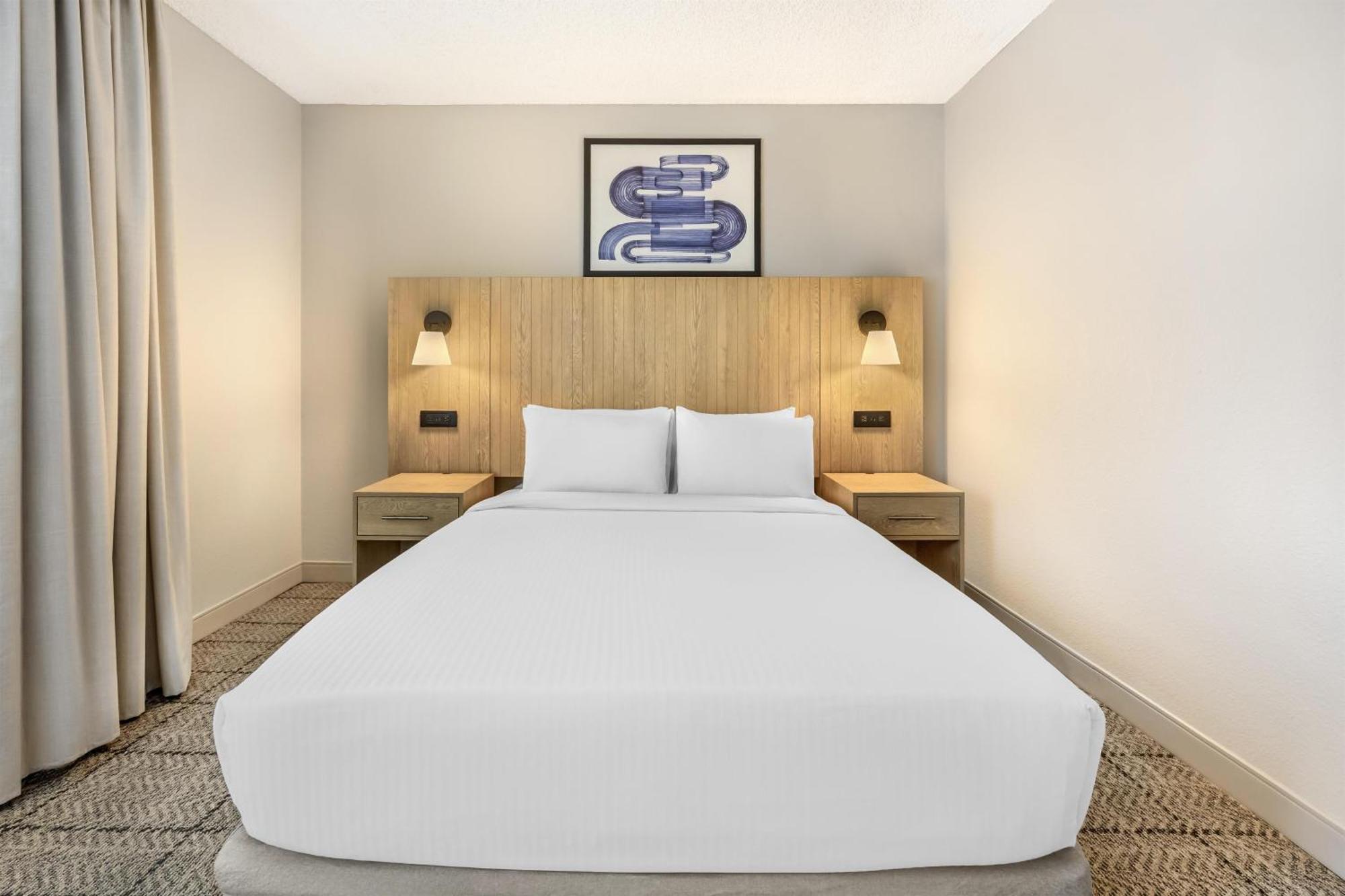 One-Bedroom Queen Suite with Bathtub - Mobility Accessible