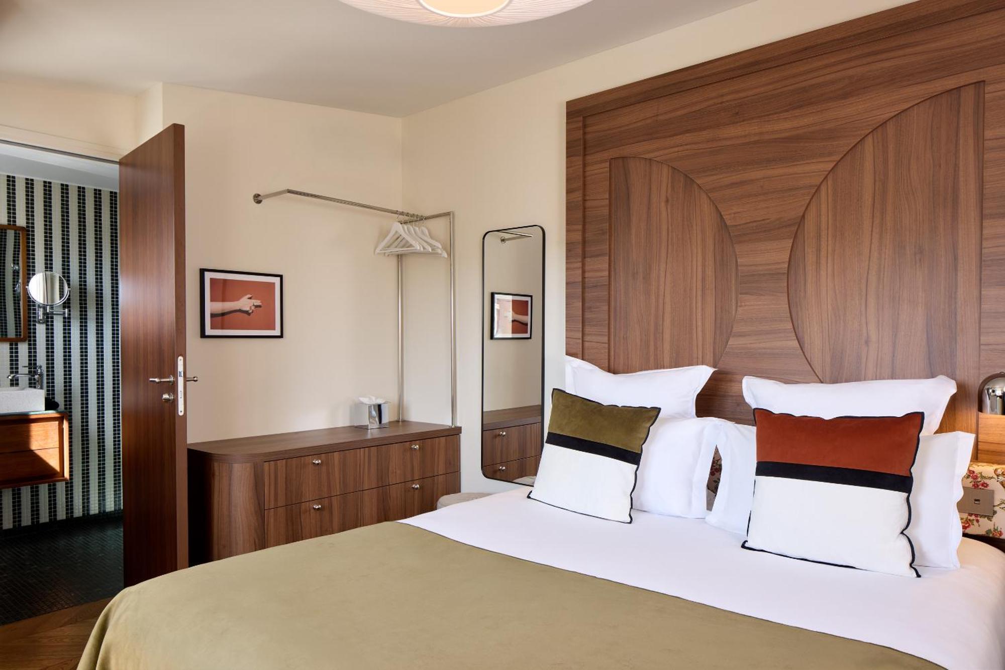 Room with Eiffel Tower View