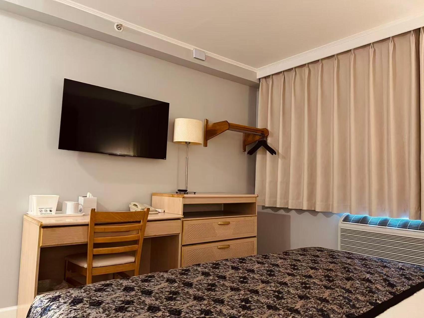 Standard Room with Queen Bed
