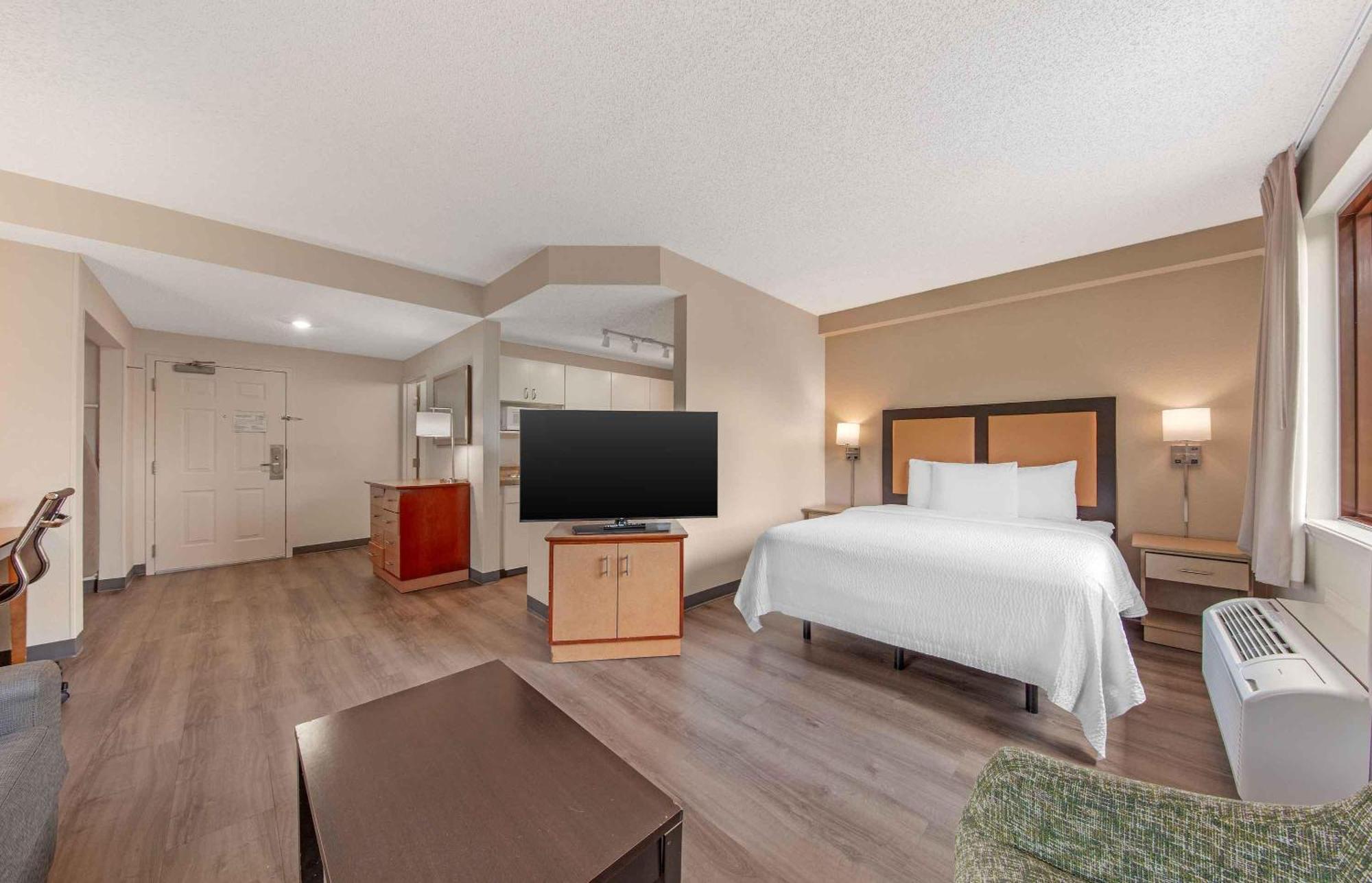 Deluxe Studio with 1 Queen Bed - Non-Smoking