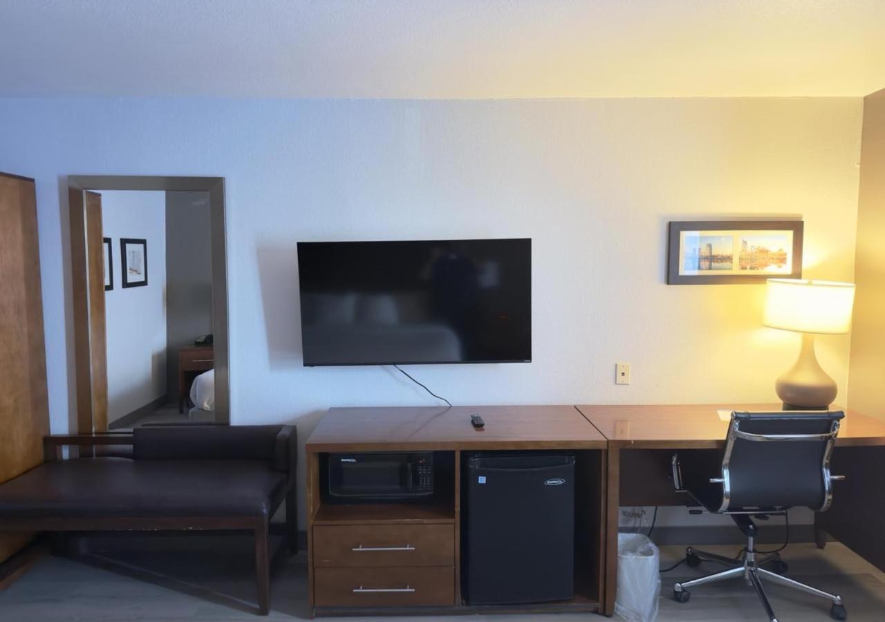 Queen Room - Non Smoking/Interior Hall