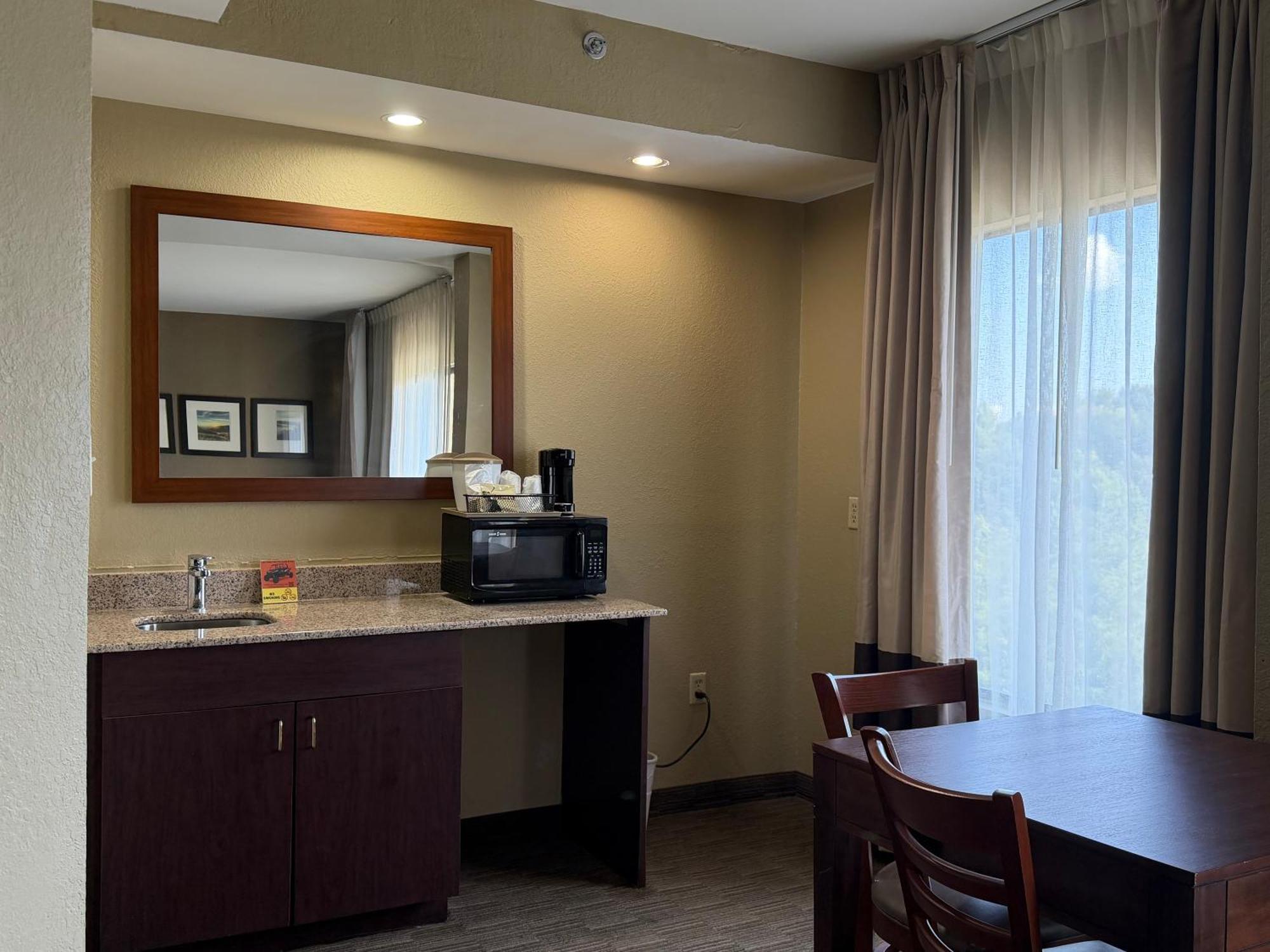 Queen Suite with Two Queen Beds and Sofa Bed - Wet Bar/Non-Smoking