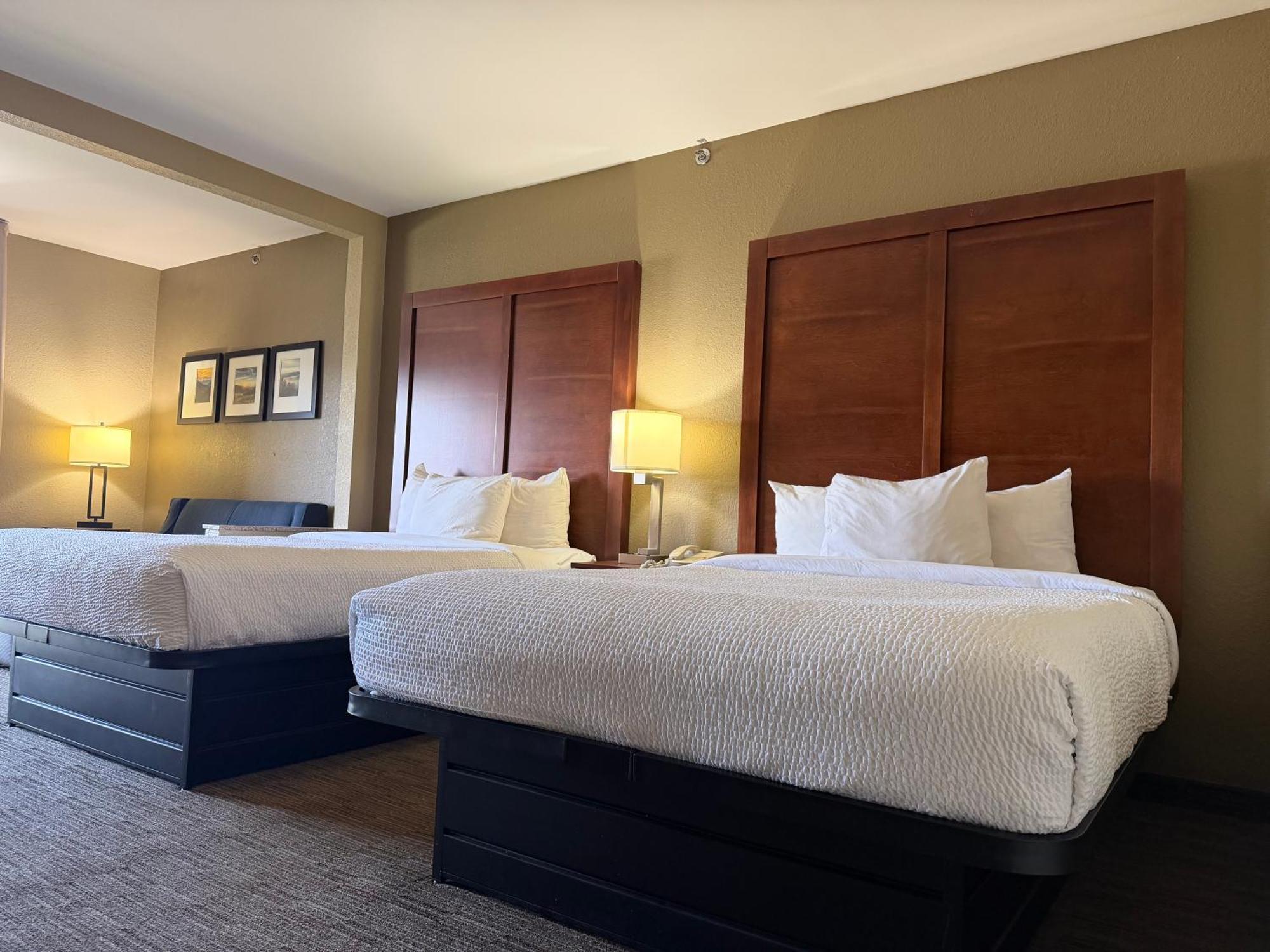 Queen Suite with Two Queen Beds and Sofa Bed - Mountain View/Non-Smoking