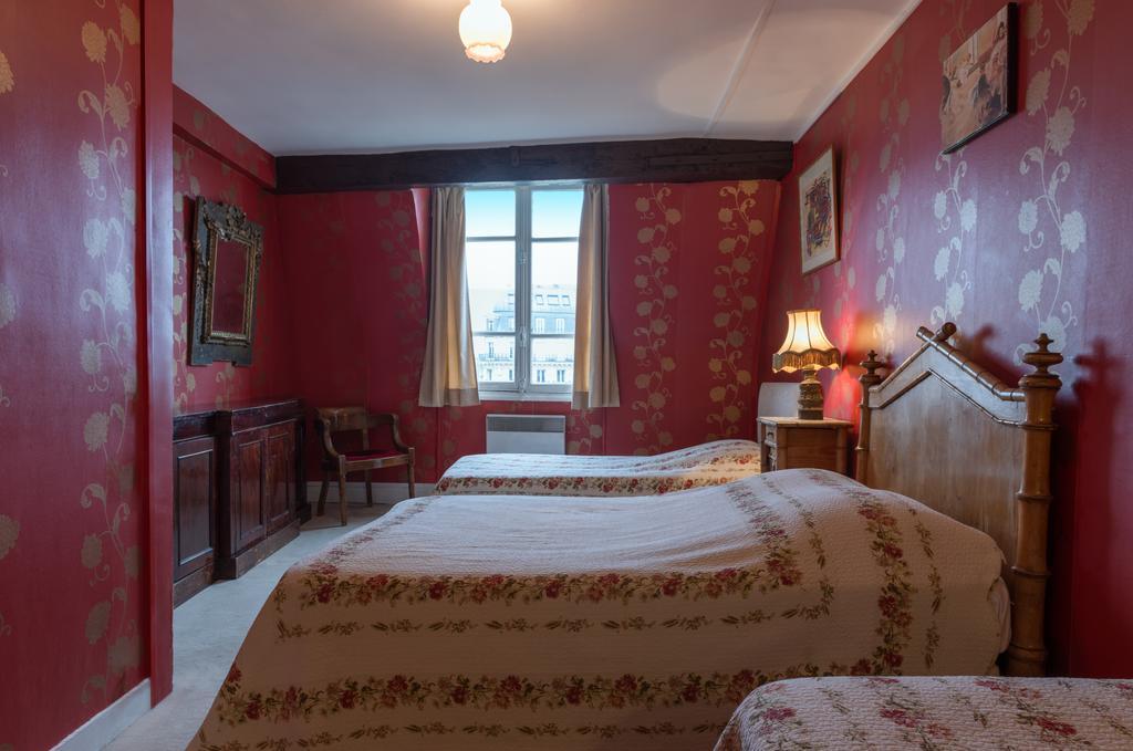 Quadruple Room view on Noter-Dame