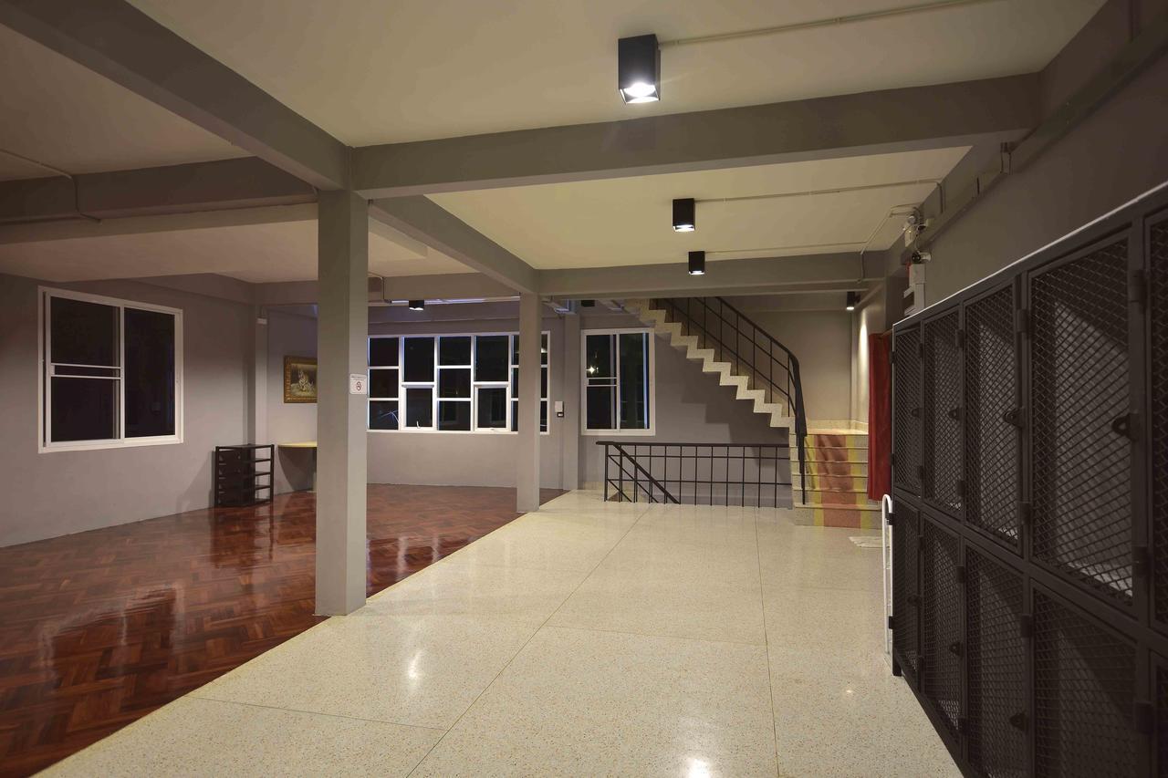 Bunk Bed in Female Dormitory Room,527045856:JPEG