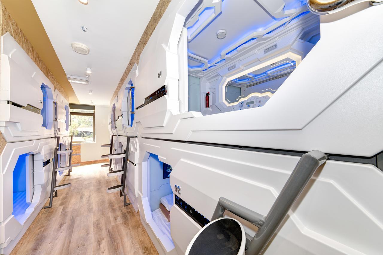 Deluxe Side-Entrance Capsule - Single Bed
