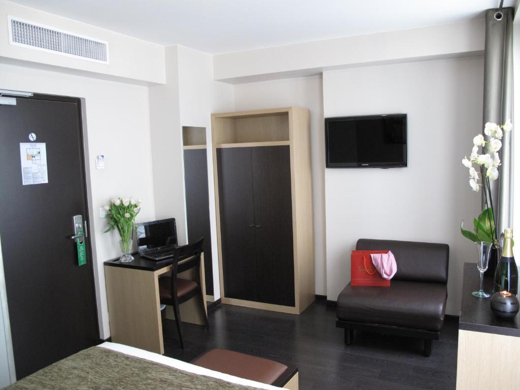Family Room (4-5 Adults)