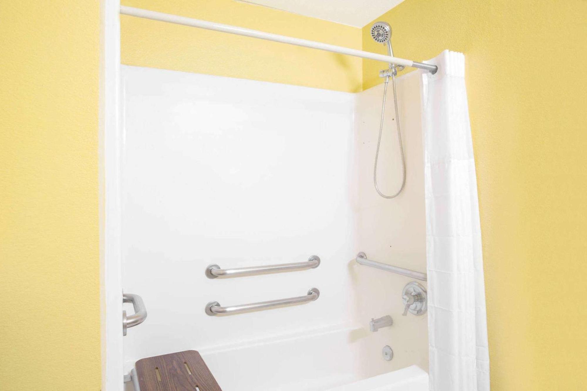 Queen Room - Disability Access/Non-Smoking