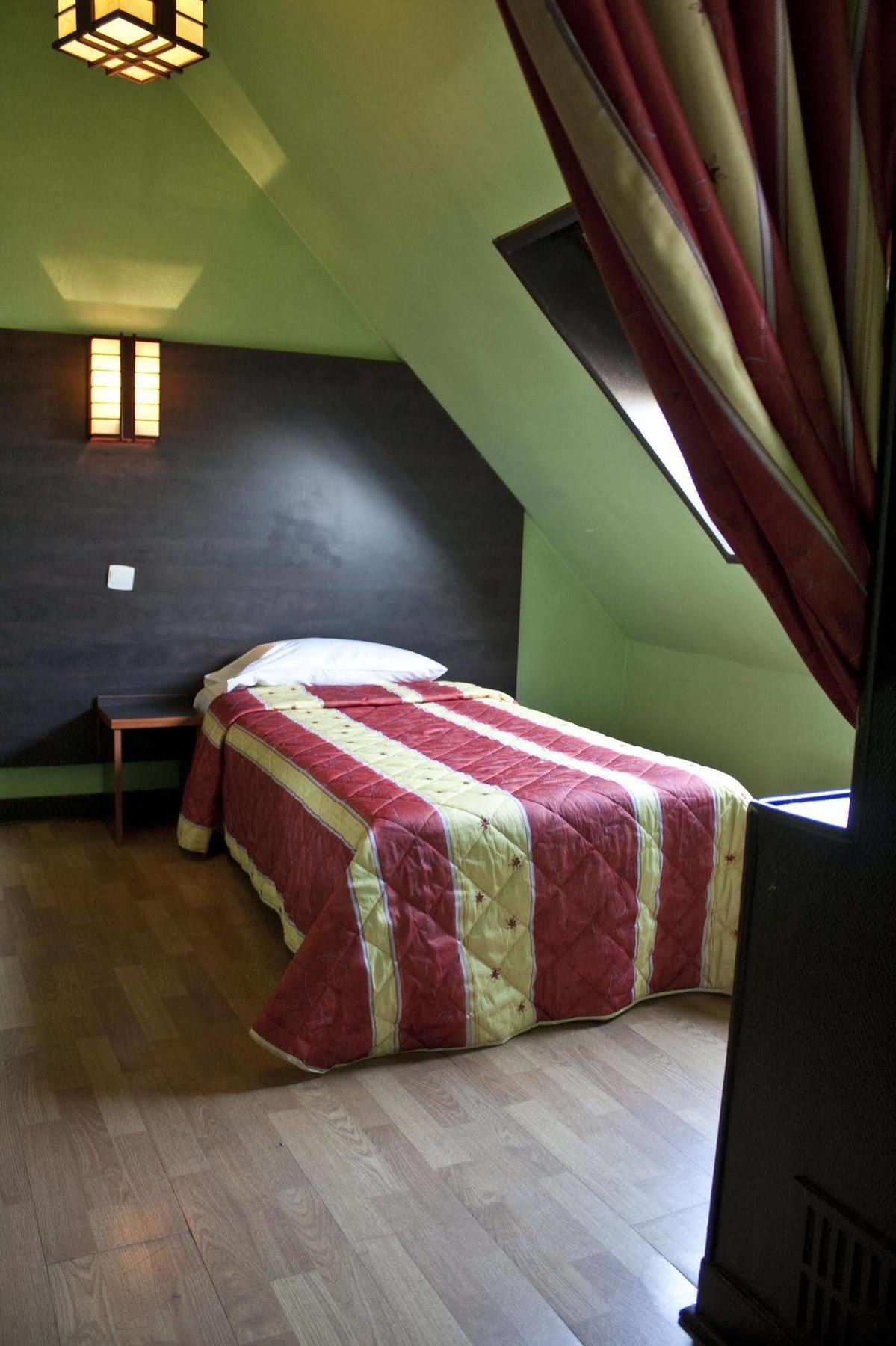 Basic Single Room with Shared Bathroom