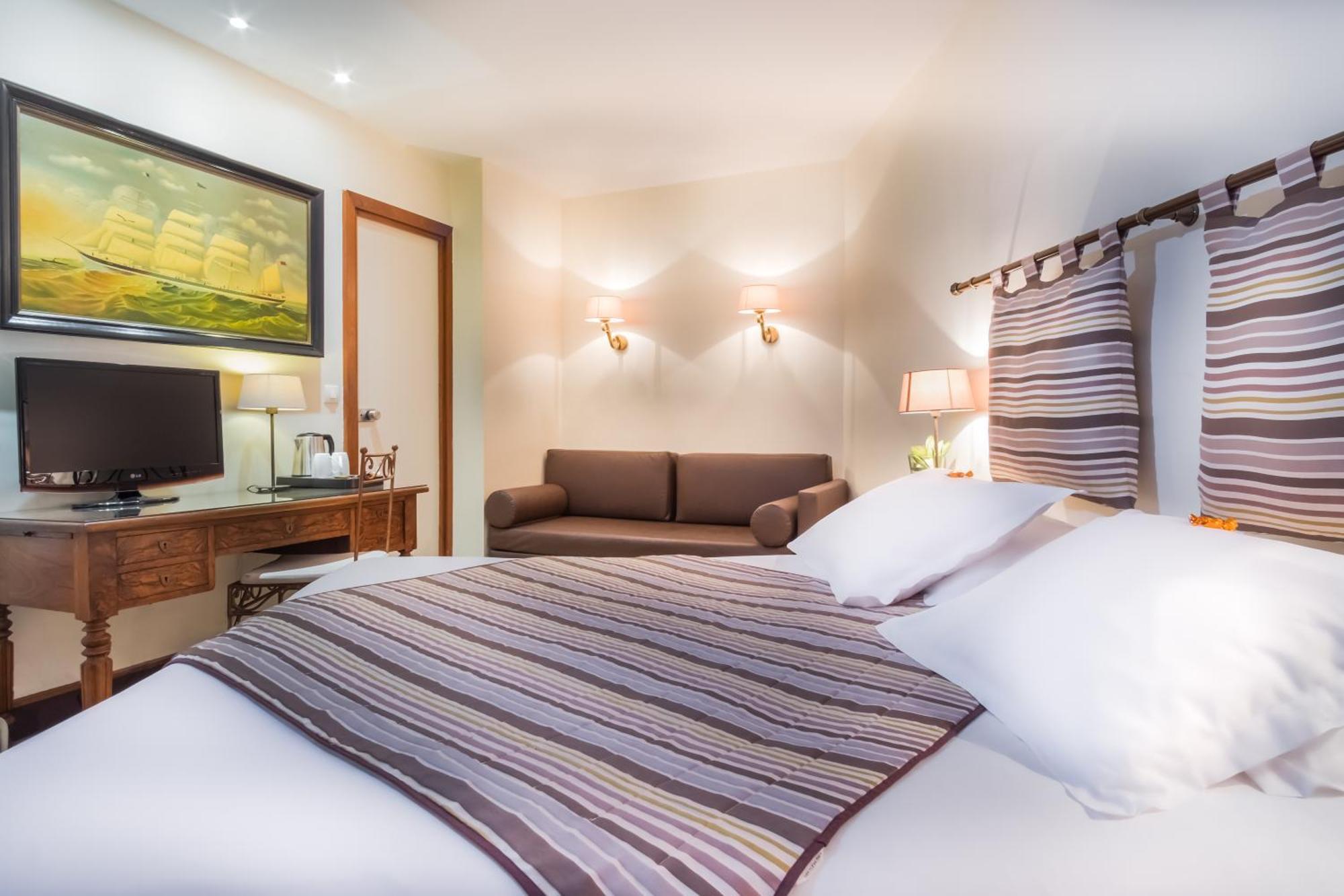 Family Room,703884373:JPEG