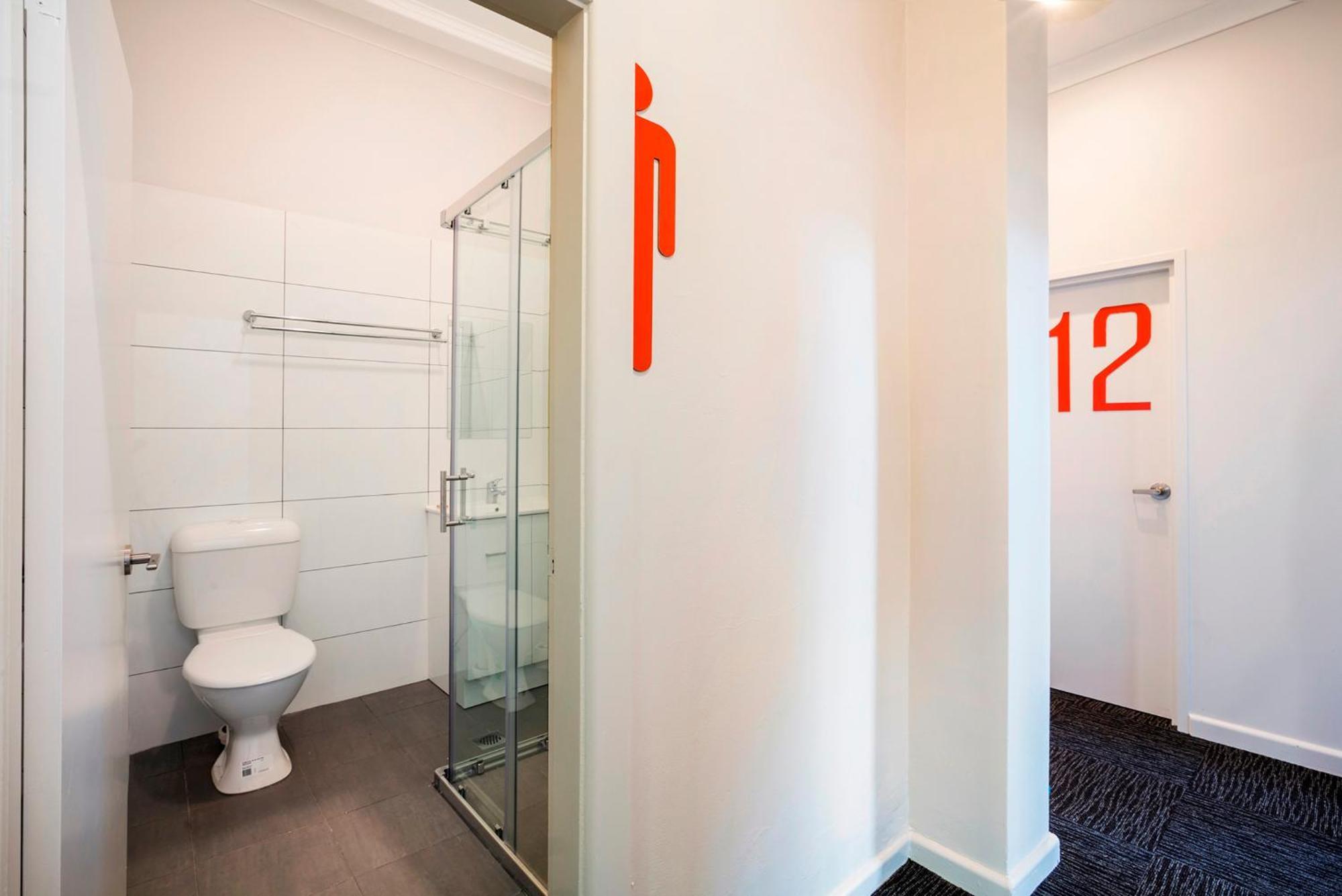 Economy Twin Queen with Shared Facilities,711805486:JPEG