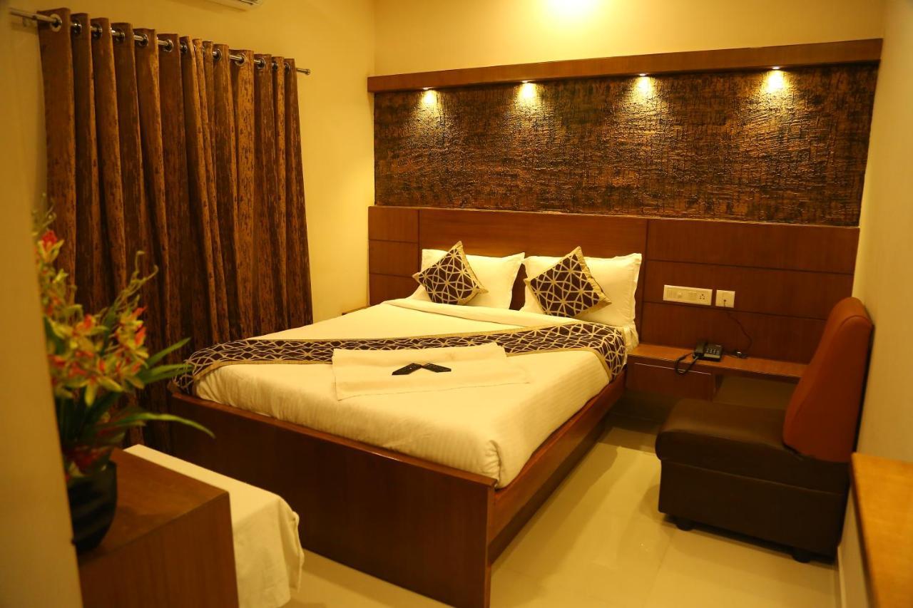 Deluxe Double Room (2 Adults + 1 Child)