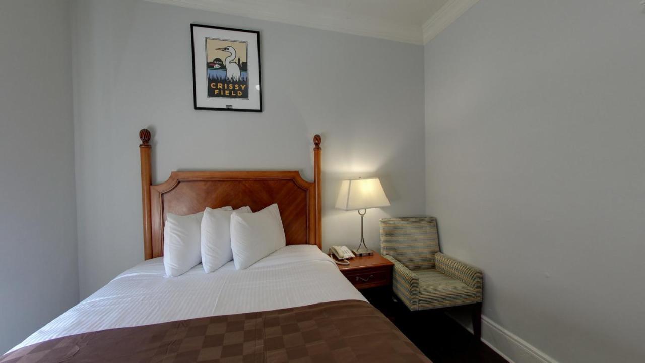 Queen Room with Private Bathroom