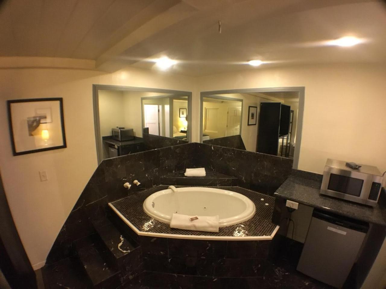 Luxury Single Room with Jacuzzi