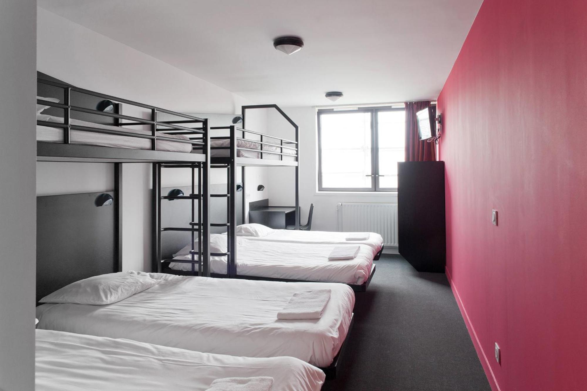 Single Bed in Mixed Dormitory Room