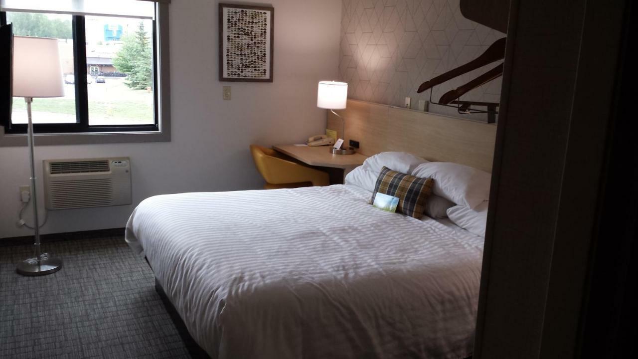 Compact Queen Room - Non-Smoking