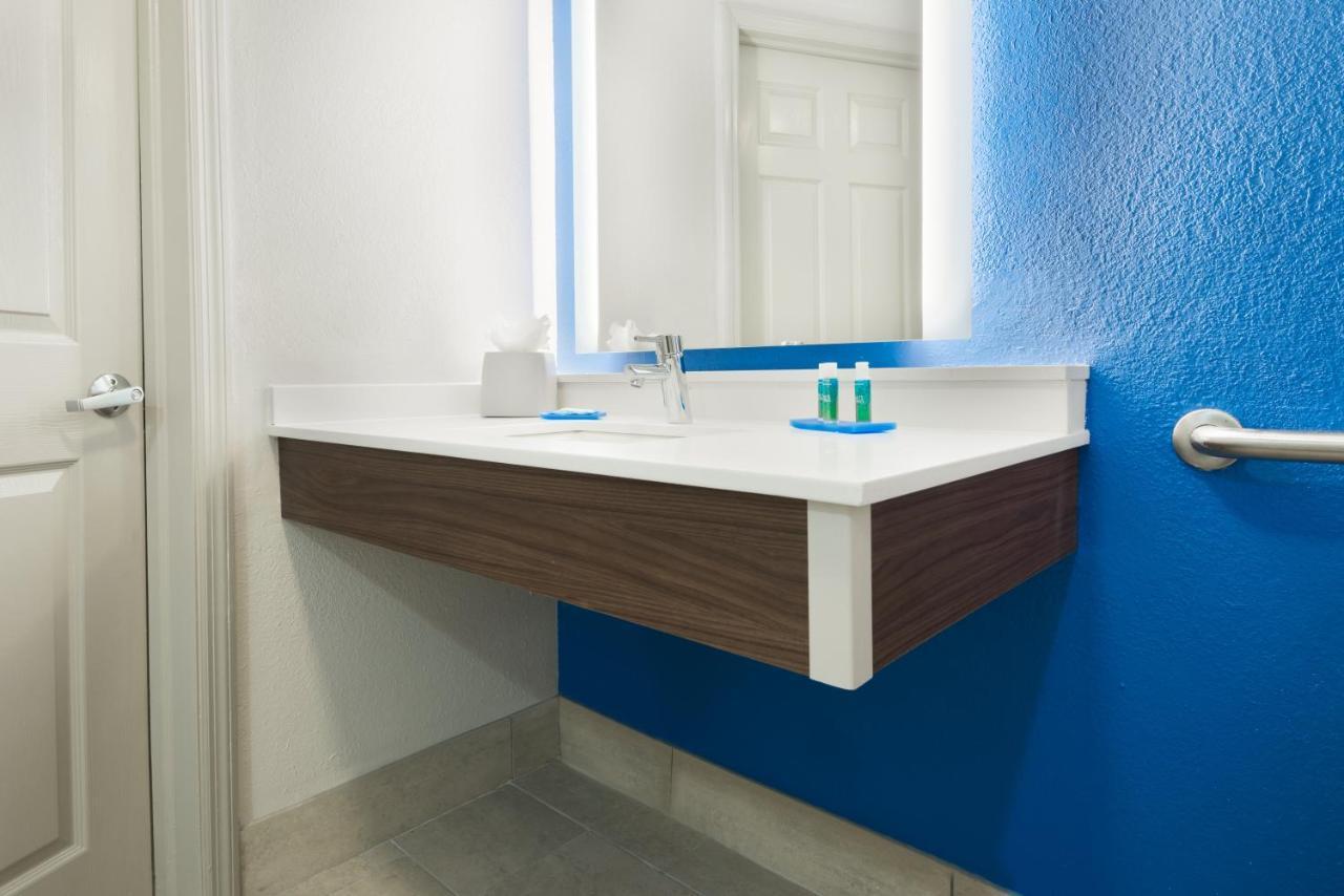 Suite with Mobility Accessible Tub - Non-Smoking