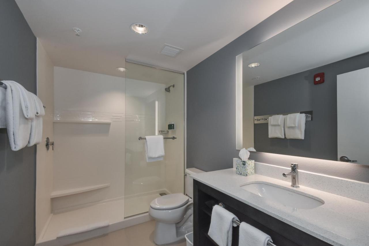 King Studio with Balcony and Partial Ocean View - Hearing Accessible