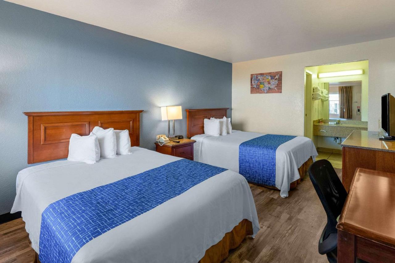 Queen Room with Two Queen Beds - Non-Smoking