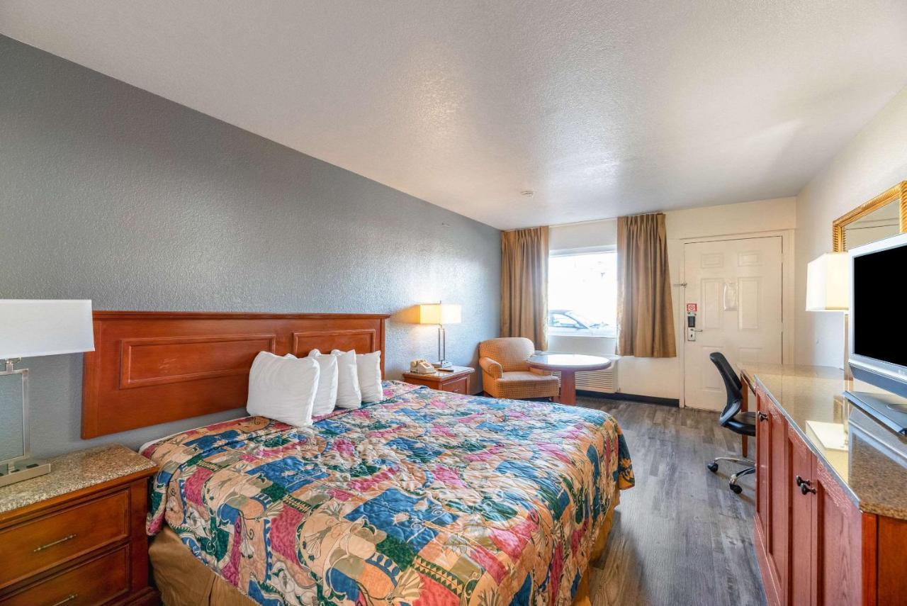 Standard King Room - Non-Smoking