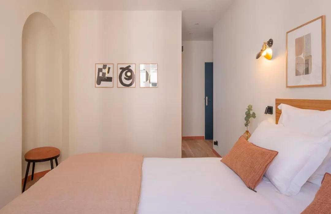 Tinah Paris, Aboukir-1