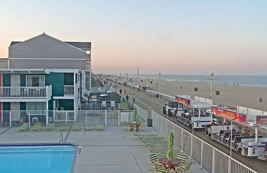 Fish Tales Boardwalk Inn & Ocean Mecca Motel-1