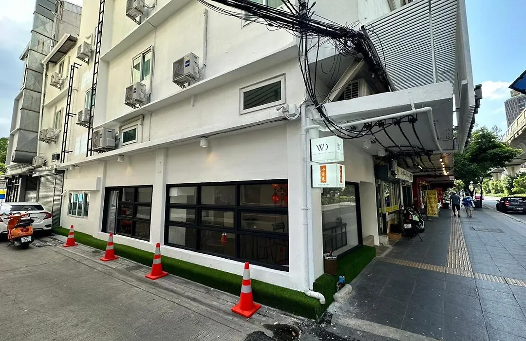 The White Den Sukhumvit 44-1
