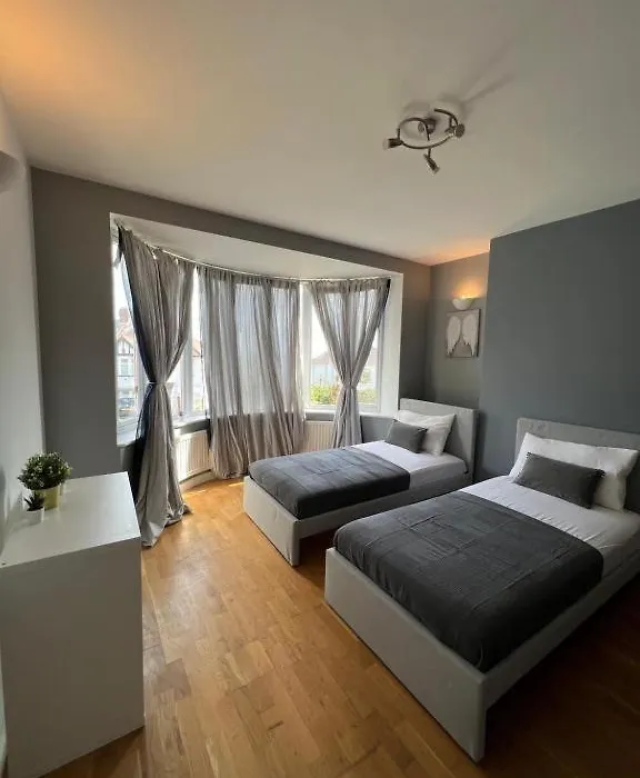 Stunning House 15 Min From Wembley Arena-1