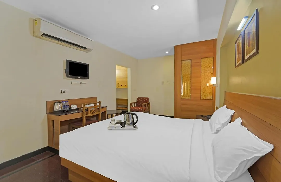 Oyo Townhouse 850 The Redfox Hotels Near Us Consulate-1