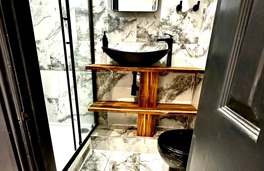 Duke And Duchess Apartments And Rooms - Private In Room Hot Tub Suites-1
