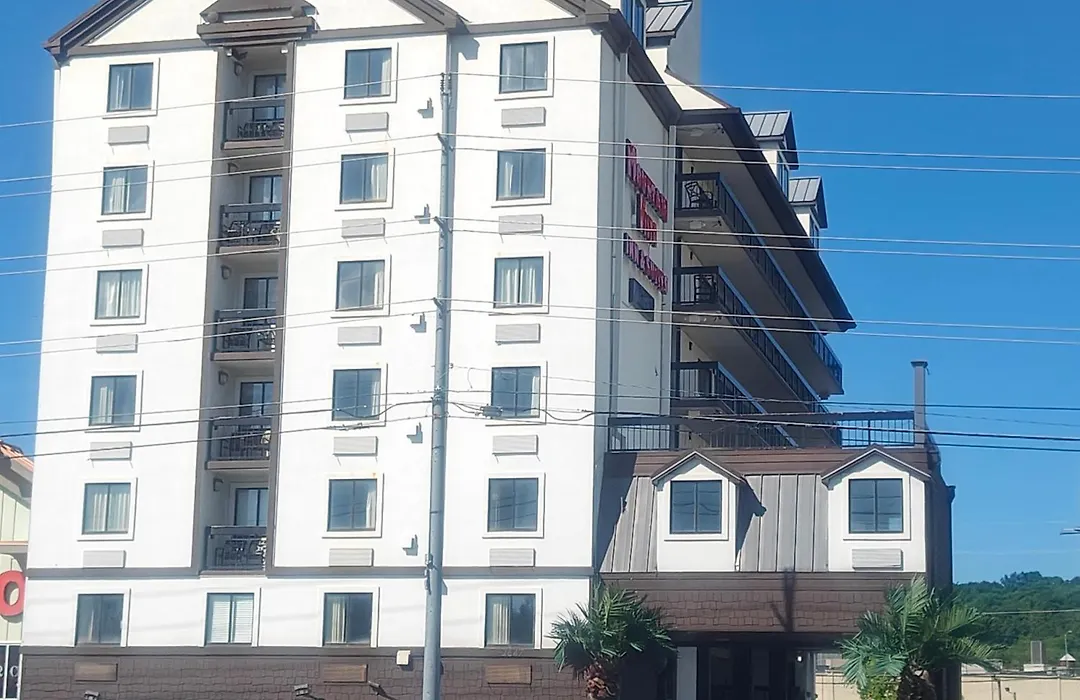 Mountain Vista Inn & Suites - Walking Distance To The Island-1