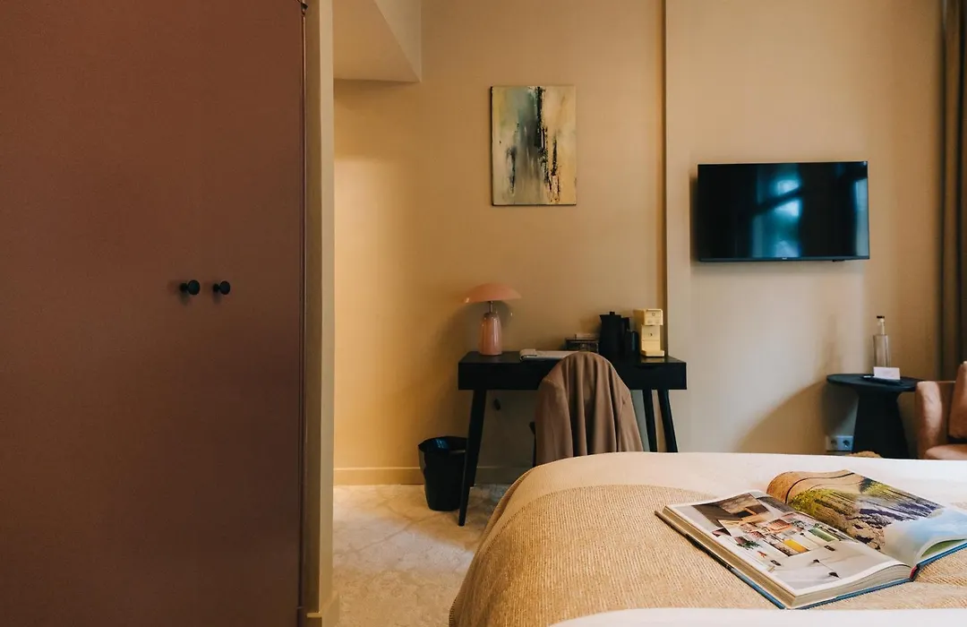 Hotel Omega-1