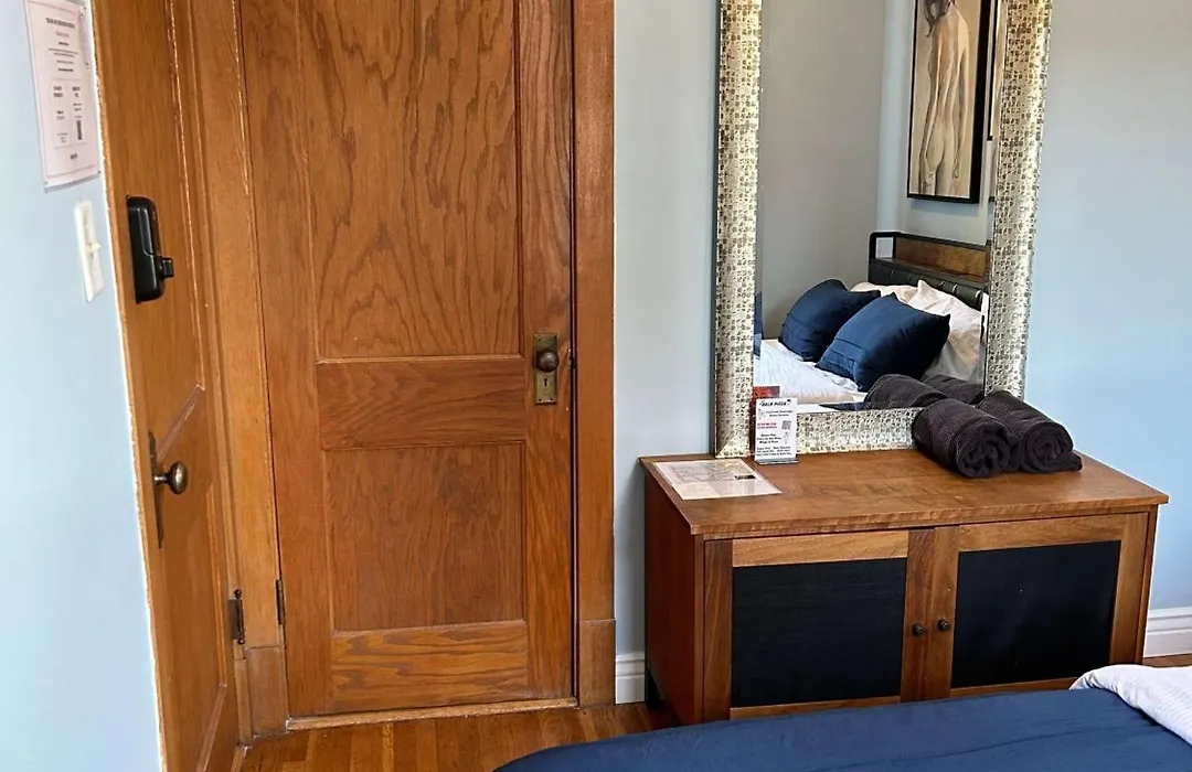 Blue Room In Dorothy'S Bnb-1